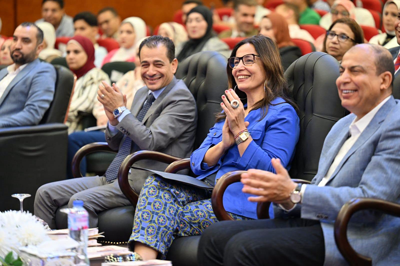 الوزيرة والمحافظ خلال الحفل الفني الوزيرة والمحافظ خلال الحفل الفني